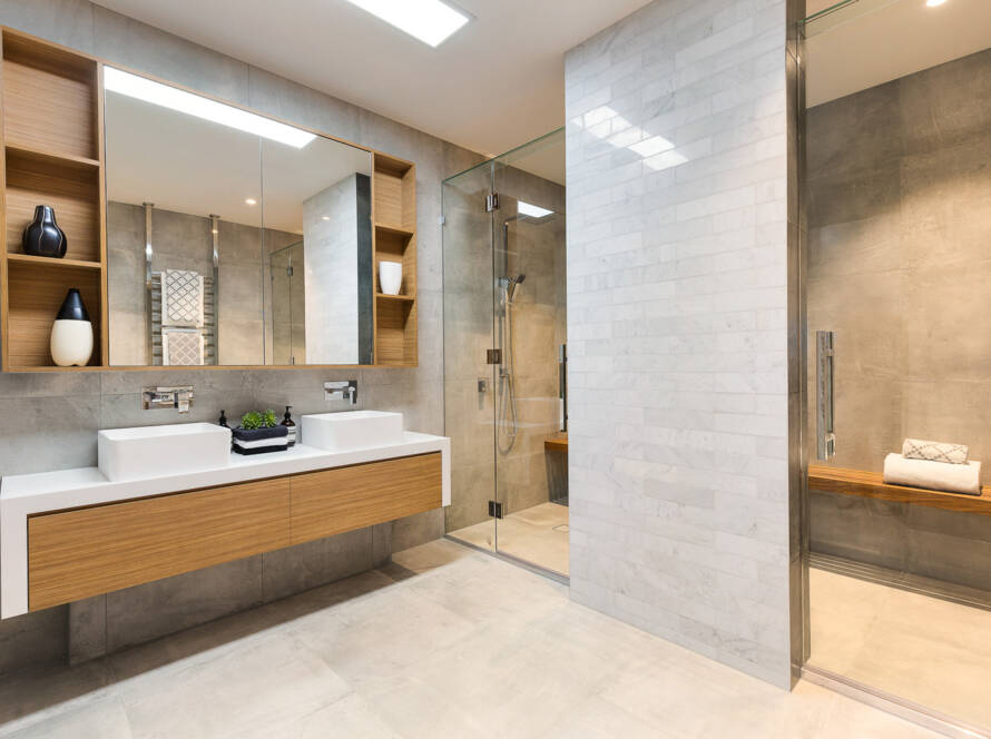 Baño moderno con espejo y ducha