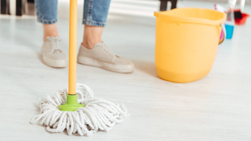 mujer limpiando piso con fregona