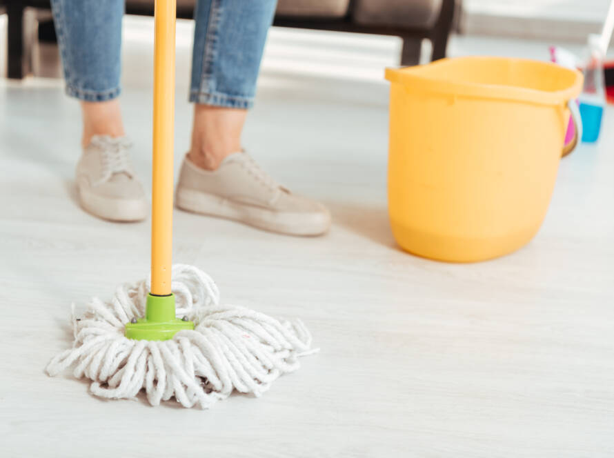 mujer limpiando piso con fregona